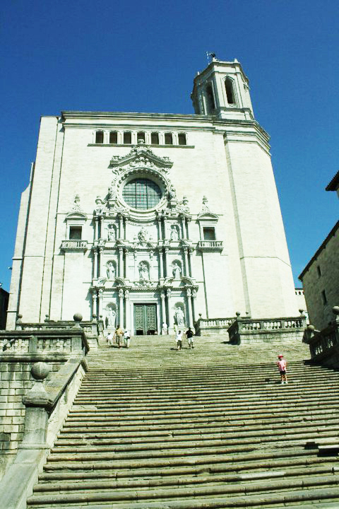 Fachada principal y escalinata desde la Plaza de la Catedral. Fotografía: Eva Niño Mendizábal.